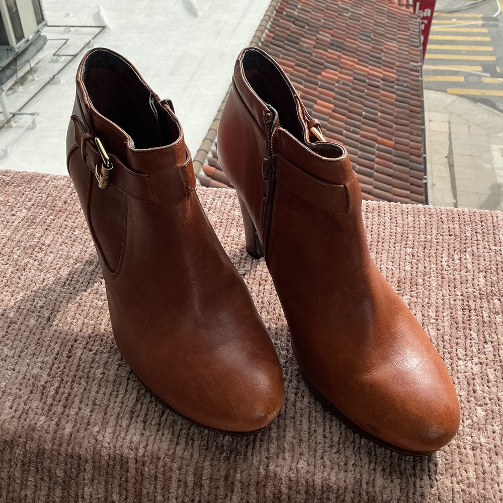 Ankle Boots by Ralph Lauren Size 8
Maleah Brown Leather, Gold Accent - Picture 5 of 5